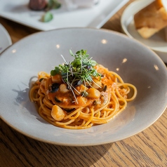 イタヤ貝とライブオリーブのトマトクリームパスタ