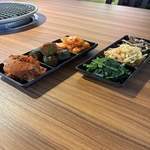 箸休めやビールの肴にも◎彩り豊かな3種のナムルやキムチの盛り合わせは、焼肉の合間に欠かせません