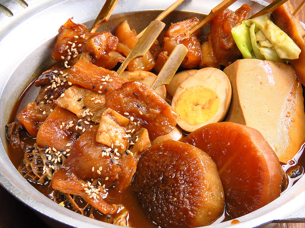 とろとろになるまで煮込んだ絶品牛モツ串煮！1本180円(抜）、豆富煮、玉子煮、キャベツ煮もご一緒に