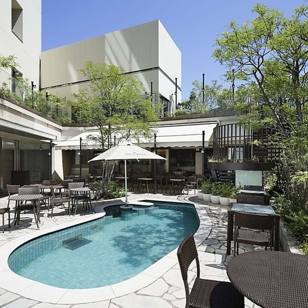 南仏のカフェのような開放的なプールサイドテラス席。ワインを片手に特別なひとときをお過ごし下さい