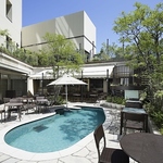 南仏のカフェのような開放的なプールサイドテラス席。ワインを片手に特別なひとときをお過ごし下さい