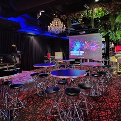 広いメインフロアは貸切着席104名様、立食140名様までOK!