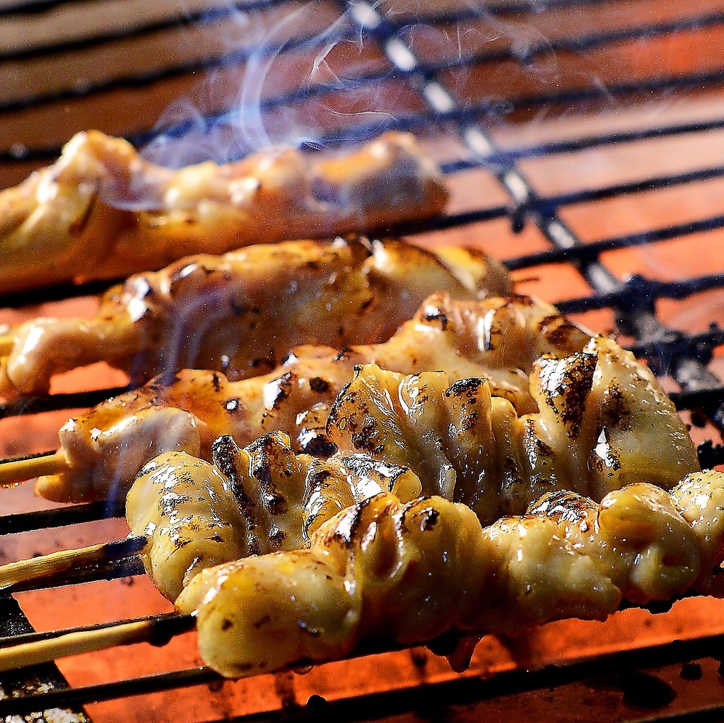 名物の鶏もも唐揚げや焼き鳥はもちろん、海鮮、野菜、揚げ物などお酒に合う自慢の逸品料理が勢揃い!!