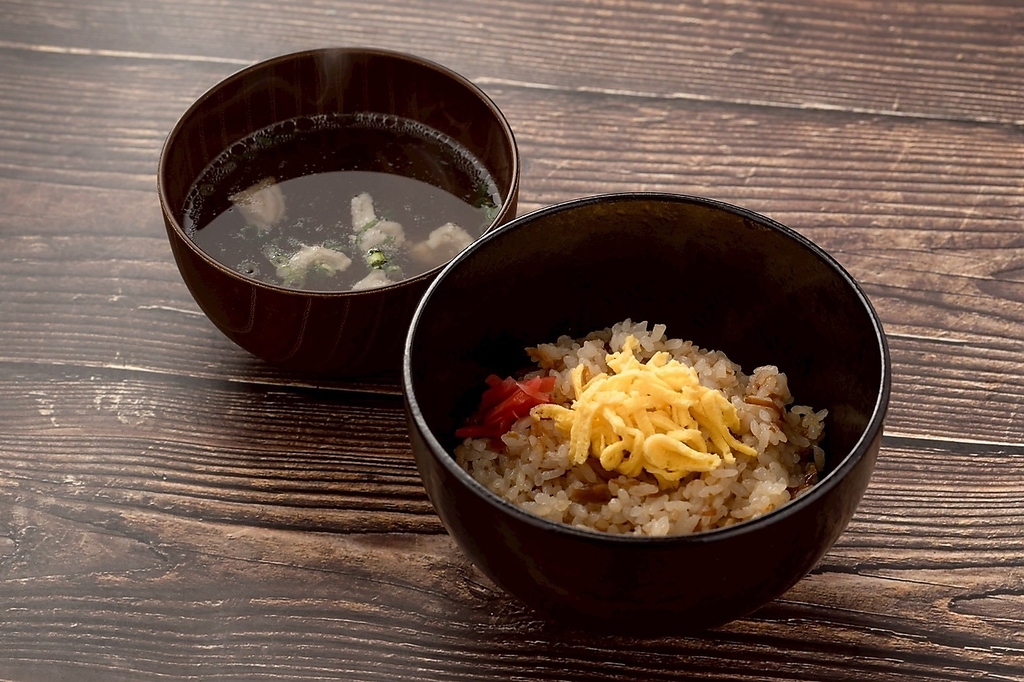 鶏の旨味が染み込んだ風味豊かなご飯と特製スープのセット。お酒を楽しんだ後の〆のお食事に大人気★