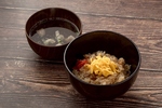 鶏の旨味が染み込んだ風味豊かなご飯と特製スープのセット。お酒を楽しんだ後の〆のお食事に大人気★