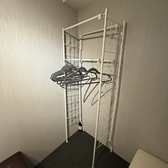 服をかけれるラックのご用意も！