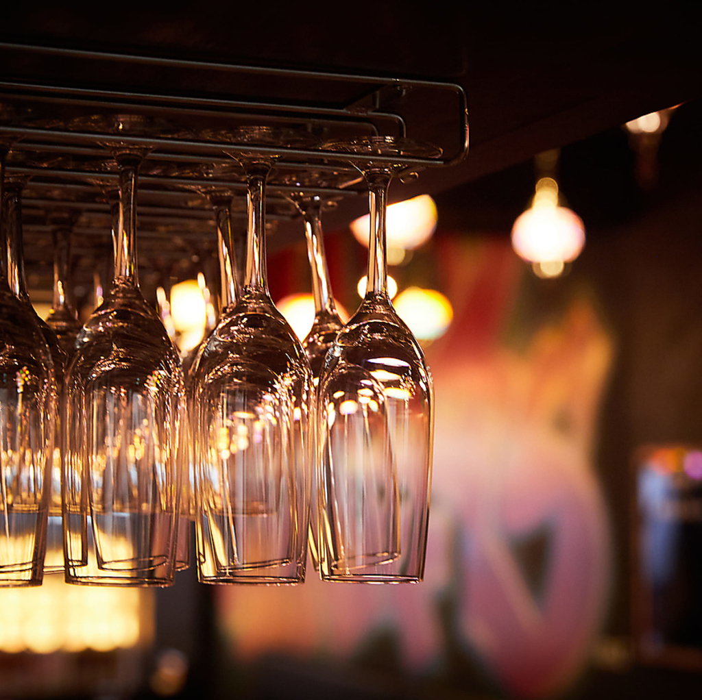 昼はカレー、夜は炭火焼きタンドールとピザと創作。昼夜で表情が変わる二毛作スタイルのビストロ酒場