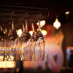 昼はカレー、夜は炭火焼きタンドールとピザと創作。昼夜で表情が変わる二毛作スタイルのビストロ酒場