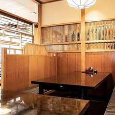 【テーブル席】6名様掛けを1卓ご用意しております。ご家族やご友人とお楽しみいただけるようなお席です。