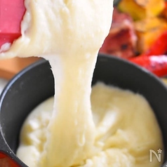 焼き餃子　伸びるモッツアレラチーズソース