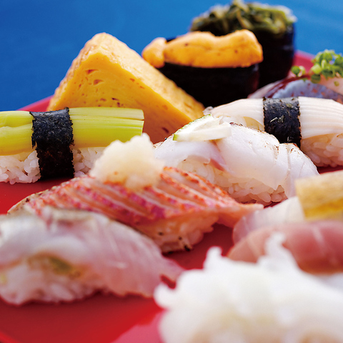 カウンター席の向こうに広がる水平線。津屋崎漁港でとれた新鮮なお鮨をお楽しみ下さい