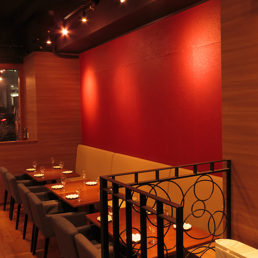 ゆったりとした落ち着いた空間が魅力。皆様でごゆっくりと愉しい時間をお過ごしくださいませ♪