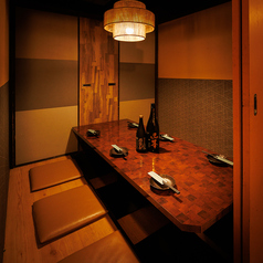 【完全個室】周囲の音を気にせず、落ち着いた空間で仕事の打ち合わせや会食に最適なお席です。ご友人とのおしゃべりや女子会など、プライベートな時間もゆったりとお楽しみいただけます。4名様以上の少人数からご利用可能で、人数やシーンに応じて柔軟にご案内いたします。新横浜駅近で素敵なお食事をお楽しみ下さい。