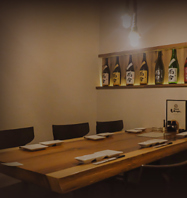 カウンター席とテーブル席をご用意しております。