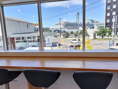 ２階カウンター席はすべてハイチェアタイプ。クルーズ船入港日には美しい船体を眺めながらゆっくりと過ごせます