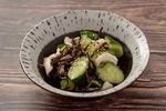 シャキシャキのきゅうりと鶏肉を塩昆布で和えた一品。さっぱりとした味わいでお酒のお供に最適です！