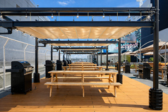 【ガーデンエリア】ご家族での来店やお子様連れに好評！ウッド調のお席は「お外」感があってテンションも上がります♪人気メニュー勢ぞろいのキッズプランもご用意しておりますので、是非ご利用ください。