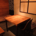 ご褒美居酒屋SecretBaseでは2名様でのご利用にちょうど良いテーブル卓を用意しています。デートでのディナーや、大切な友人との水入らずの食事に最適な空間です。落ち着いた雰囲気の店内でゆっくりとこだわりの逸品やお酒を心ゆくまで堪能できます。お席は人数に合わせて繋げることも可能なので、グループ利用にも◎