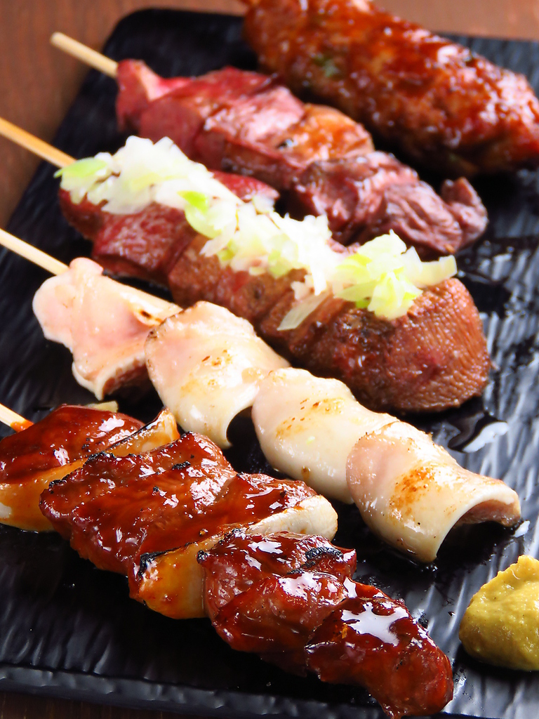 大人気の金獅子のもつ串各種1本140円(抜)～！岩見沢古東臓器の新鮮希少部位などをリーズナブルに♪