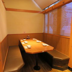 【プライベート感たっぷりのボックス席】木のテーブルと温かみのある照明が織りなす落ち着いた雰囲気で、心地よいひとときをお過ごしいただけます。二次会やちょい飲みにもぜひご利用ください。安心して食事や会話を楽しめる居心地の良い空間をご用意しています。