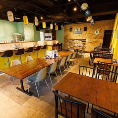 お仲間との飲み会や会社宴会には、当店の広々とした席が最適です。木の温もりが感じられる大きなテーブルは、たくさんの料理を並べても、ゆとりたっぷり。隣のテーブルとも程よい距離感があり、賑やかながらも自分たちの時間を楽しめます。