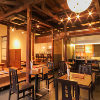 ゆったり寛げるテーブル席で会話弾むお食事タイムを◎