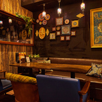 昼はカレー、夜は炭火焼きタンドールとピザと創作。昼夜で表情が変わる二毛作スタイルのビストロ酒場