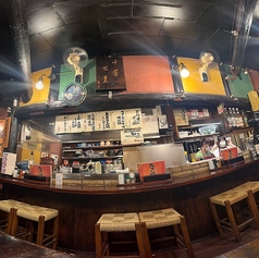 目の前で焼き上がる炭火焼の臨場感を楽しめるカウンター席。香ばしい匂い、大将の手さばき、焼き音が五感を刺激します。常連さんとの会話や、ひとり飲みにもぴったりの特等席です。大将との距離が近く、オススメの一品や旬の情報もいち早くキャッチできます。