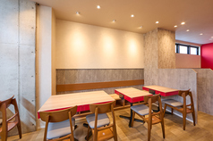 2名様用のテーブル席を4名様にすることも可能です