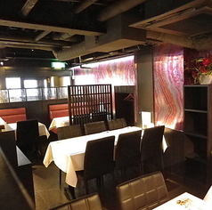 【1階:少人数向けテーブル席】 2名様から最大8名様までご利用いただける、利便性抜群のテーブル席です♪落ち着いた色味のインテリアと温かい照明が、リラックスした雰囲気を演出。お仕事帰りのサク飲みや、友人とのカジュアルなランチにも使いやすいお席です。