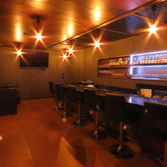 木の温もりが伝わる六角形のデザイン天井と、柔らかな間接照明が落ち着いた雰囲気を演出するカウンター席。シックな内装が、大切な人との語らいをより深く、贅沢なものへと変えてくれます。系列店「充」のこだわりが詰まった熱々の麻婆豆腐や餃子を、ゆったりとした時間の流れの中で味わえます。