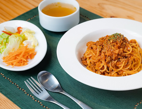 ワンプレーにパスタ、自慢のデザートも！ディナーはお料理＆お酒も充実★