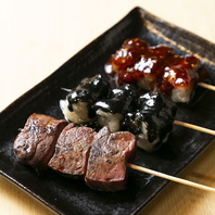 旨味が溢れる黒ホルモンとピリ辛な赤ホルモンは必食！