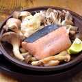 料理メニュー写真 秋鮭と3種のきのこの陶板焼き