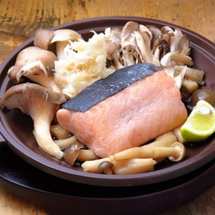 秋鮭と3種のきのこの陶板焼き