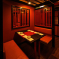 情緒あふれる朱色の壁と木格子が印象的な半個室！程よいプライベート感があり、女子会やデート、合コン、接待にもピッタリ！和モダンな空間で、料理とお酒を心ゆくまでお楽しみいただけます！