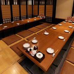 店内の一番奥にある掘り炬燵のお席は最大50名様での貸切利用が可能です★温もりを感じる広々とした空間は、全体を見渡すこともでき、大人数でのご宴会に最適！会社宴会・送別会・歓迎会・同窓会など、様々なシーンでご利用ください。京都駅近なので、遠方からのお客様が集まる際にも非常に便利な立地です。