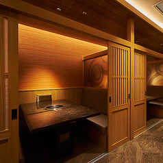 テーブル個室をご用意しております。（3室/2名～6名様用/扉・壁あり）ゆったりと足を伸ばせる完全個室は、小さなお子様連れの家族利用でも快適です。記念日・誕生日などの贅沢なご利用はもちろん、女子会やビジネス宴会にも対応。飲み放題プランで、特別な空間での飲み会を満喫できます。