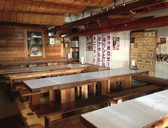 大きな一枚板のテーブルが5台。ウッディなビアホールのようです！