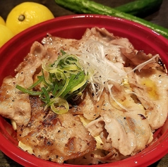 淡路島産えびすもち豚と旬キャベツの塩バター丼