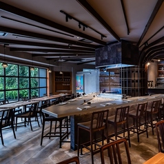 店内中央には個性的なV字型のカウンター席