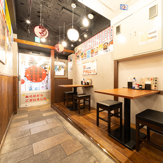 お客様の明るい声が飛び交う賑やかな店内☆楽しくワイワイお食事できます。机をくっつければ宴会仕様にも◎