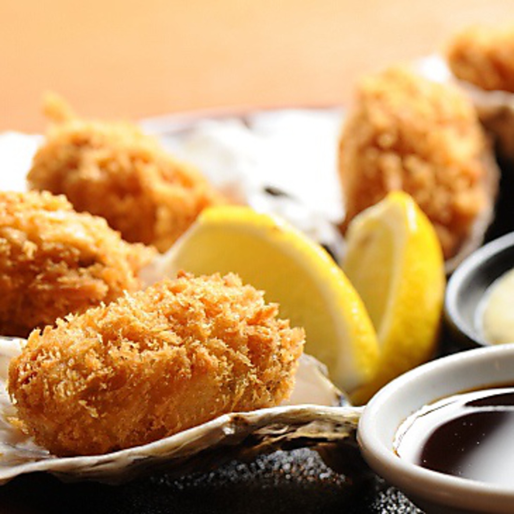 名物カキフライ。1個1個お店で手作りしておりますので、冷凍物とは比べ物にならないおいしさ♪