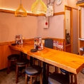 個室利用が可能なプライベート空間をご用意。昭和レトロな雰囲気の中で、周囲を気にせず、自分たちだけの時間を楽しめる特別な席です。デートや接待、少人数の会食はもちろん、仲間との語らいにも最適。扉を閉めれば、そこはもう別世界。料理と会話に集中できる、落ち着いた空間が広がります。