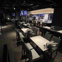 奥行きのある店内。テーブル席やゲーム専用席などもご用意。綺麗でゆったりした店内で思う存分楽しんでいただけます。お一人様から最大57名様着席可能です。立食パーティーなら100名様も♪宴会・忘年会の2次会、結婚式2次会、コンサートやライブ帰りのファンミーティング等に大人気です。