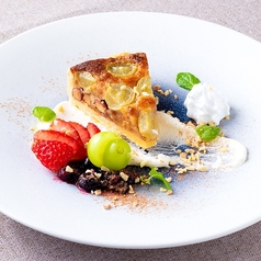 季節フルーツのアーモンドタルトとクリームチーズ