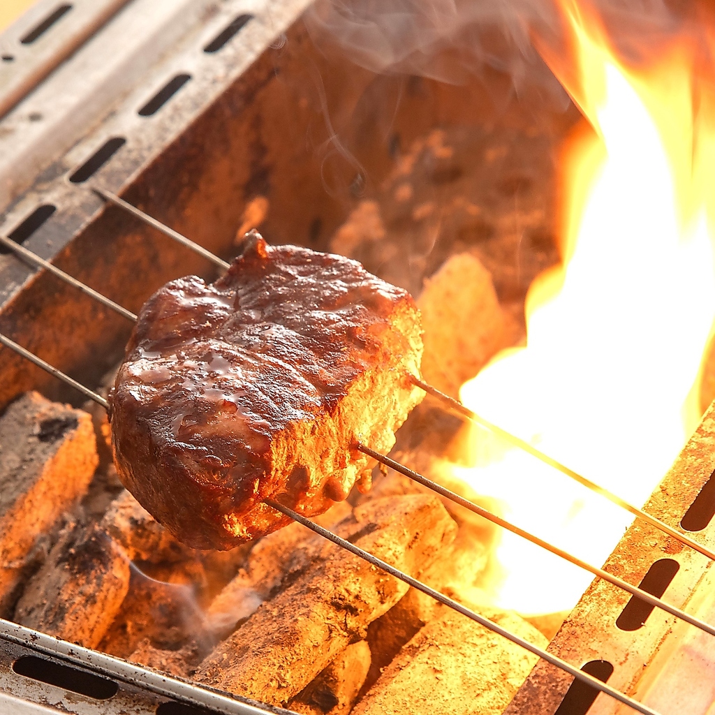 【迫力のある炭火】店内の焼き台からは炭火の香りが漂い、迫力ある見た目もお楽しみいただけます。