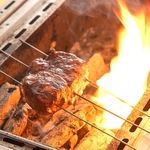 【迫力のある炭火】店内の焼き台からは炭火の香りが漂い、迫力ある見た目もお楽しみいただけます。