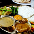 ネパール流のカレーの食べ方【１】まずはそのままカレーをパクリ。（インドカレーよりもさらっとしており、スープカレーに近いです。）