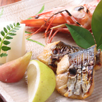 先代から受け継いだ名物メニューから、大将考案の新メニューまで、オリジナルの逸品料理が目白押し。